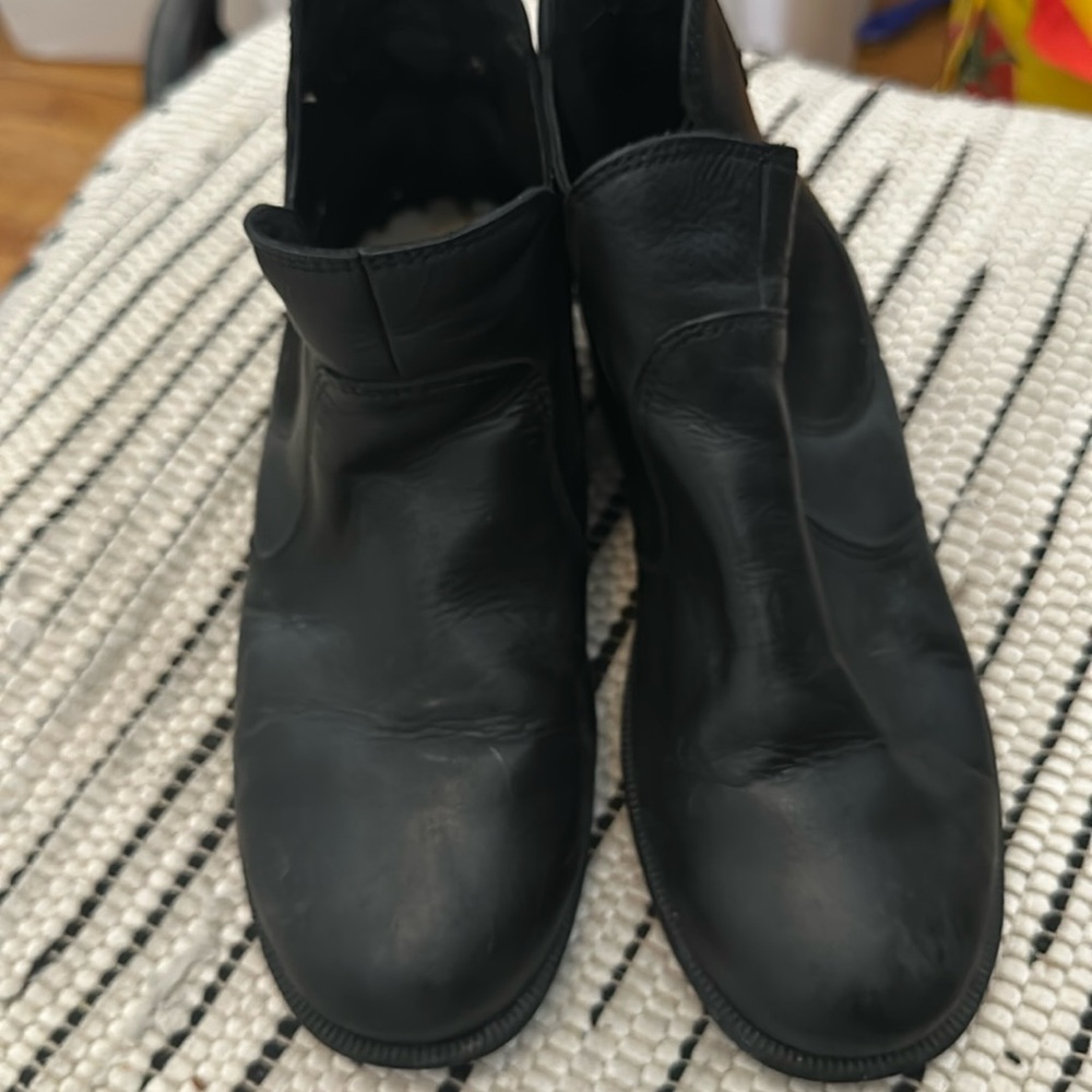 W1—Boots size 8.5 US
